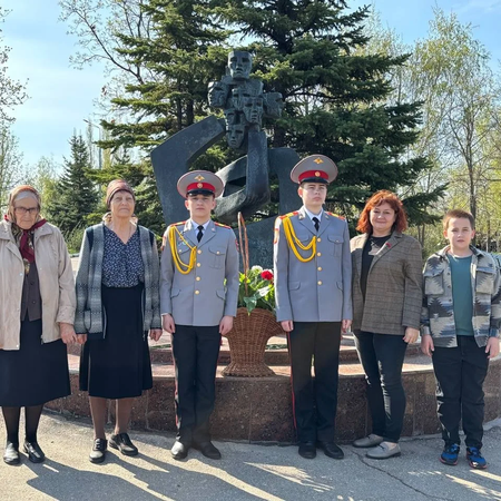К памятнику Малолетним узникам фашизма в Парке Победы на Соколовой горевозложили цветы
