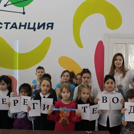 Обучающиеся Областного центра экологии, краеведения и туризма приняли участие во Всероссийском флешмобе «Голубая лента»