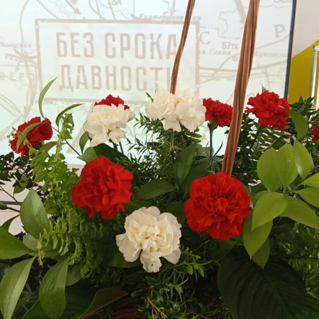 Корзина с красными гвоздиками   в память о жертвах геноцида   #безсрокадавности