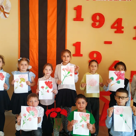 Обучающиеся Областного центра экологии, краеведения и туризма нарисовали гвоздики, как символ скорби в память о геноциде  советского народав годы Великой Отечественной войны