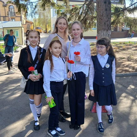 В рамках декады единых действий «Без срока давности»  в Областном центре экологии, краеведения и туризма проведены  мастер-классы «Гвоздика памяти»