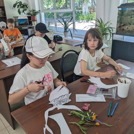 Участники летней образовательной площадки «Лето в ОЦЭКИТ!» создали уникальный гербарий и  узнали много нового о семействе «оленевые»