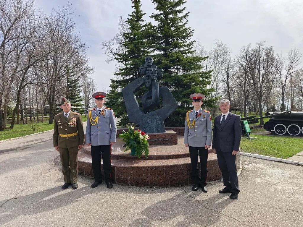 Возложение корзины с цветами к  памятнику малолетним узникам фашизма